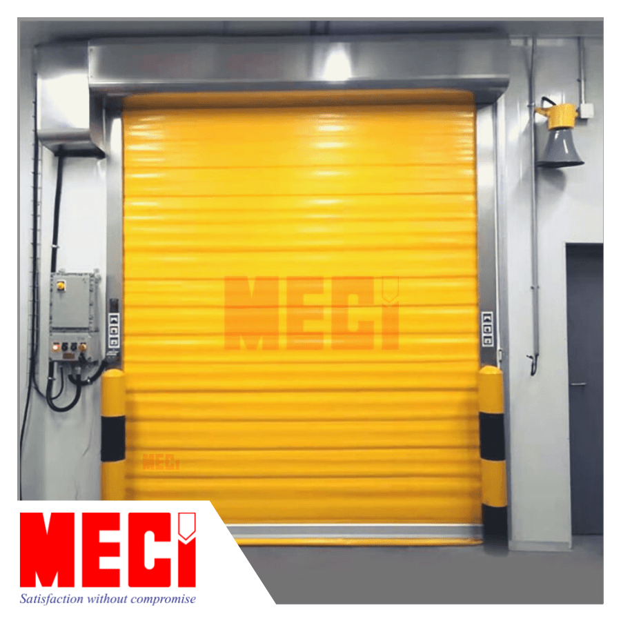 Cửa cuốn nhanh kho lạnh màu vàng.