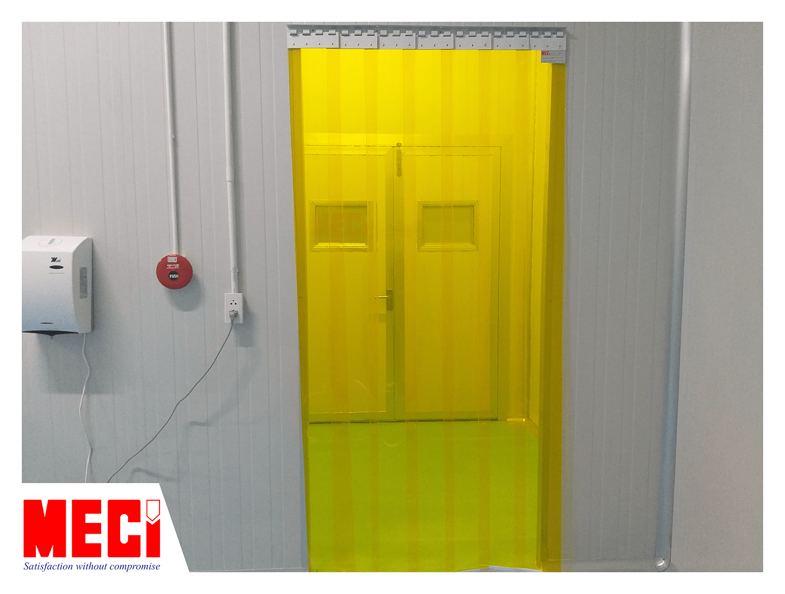 Rèm nhựa PVC màu vàng trong lắp tại lối ra vào phòng sạch, phía sau là cửa phòng sạch