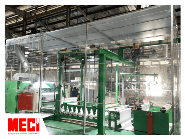 Khu vực sản xuất tại nhà máy, vách ngăn nhựa PVC bao quanh nơi sản xuất, phân chia khu vực