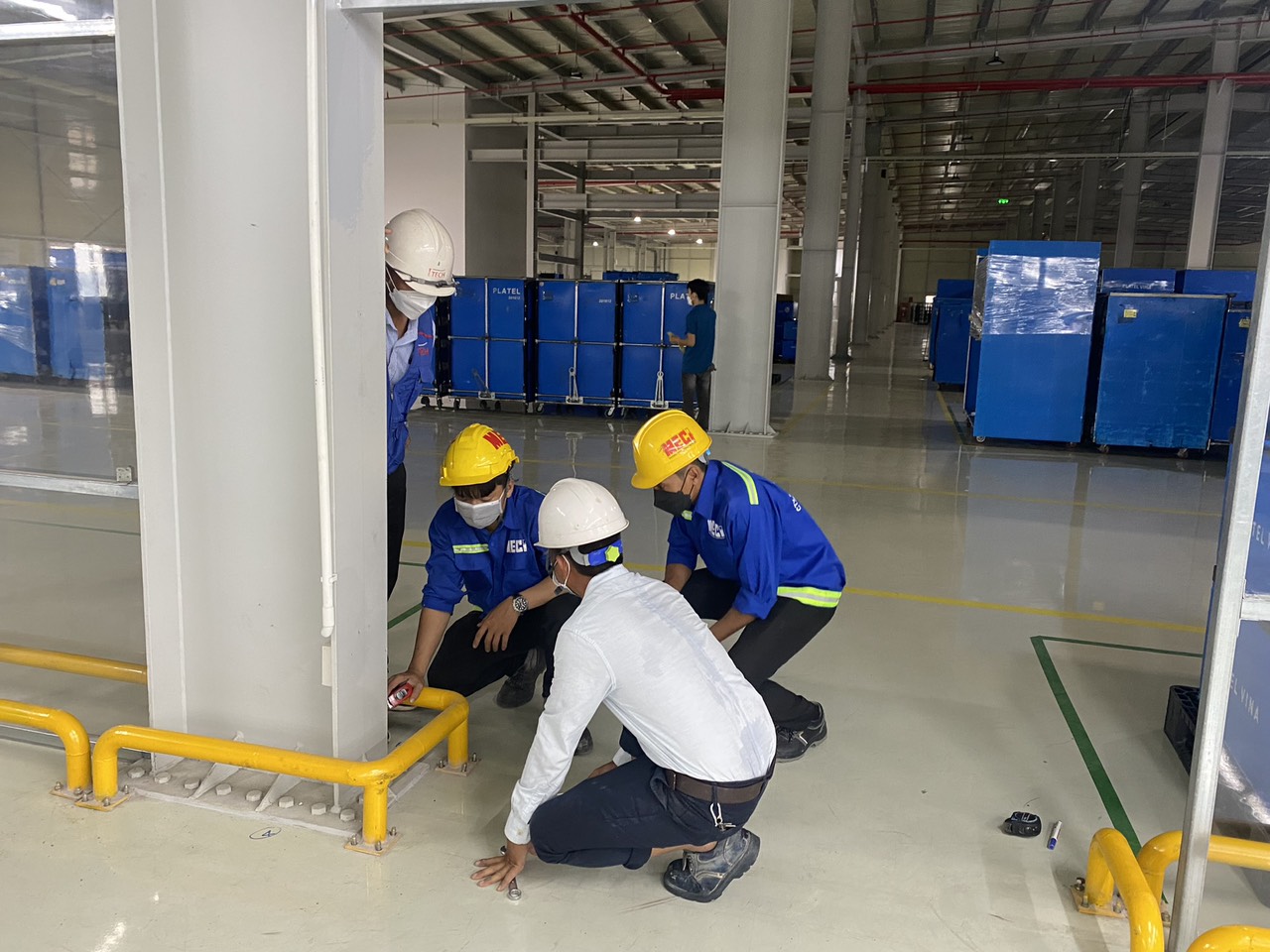 Kỹ thuật viên MECI hỗ trợ khách hàng sau lắp đặt với chính sách bảo hành