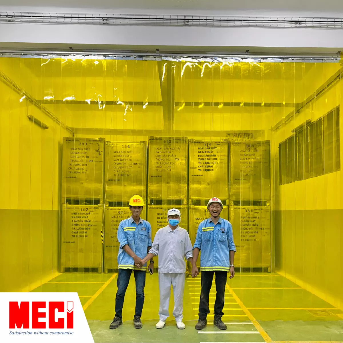 2 kỹ thuật MECI cùng Khách hàng trước rèm nhựa pvc