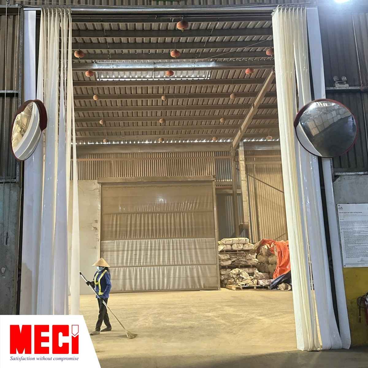 Rèm nhựa xếp xoay màu trắng đục xếp gọn về 2 bên