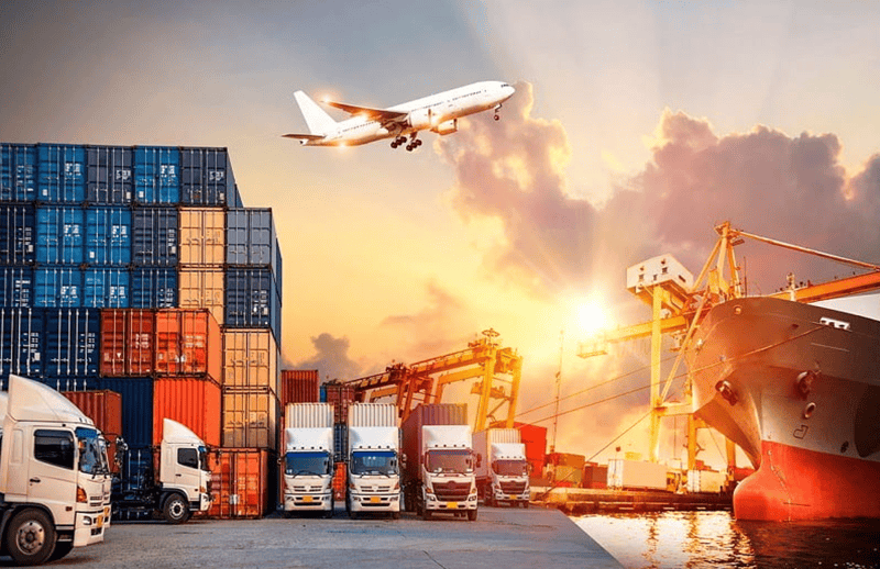 Tại cảng xuất nhập khẩu hàng hóa có các thùng hàng, xe container, tàu chở hàng, máy bay 