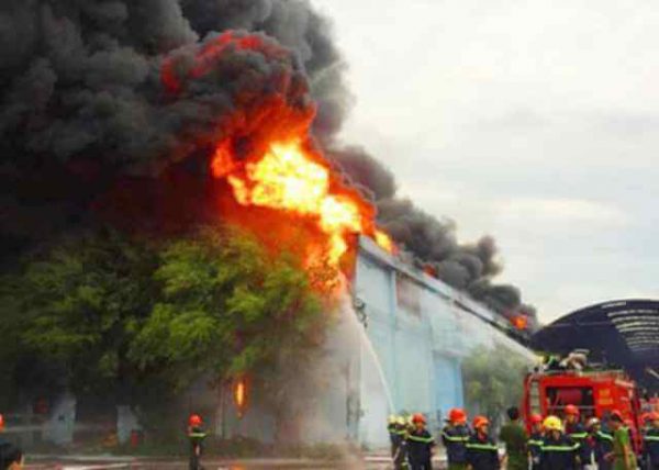 Cháy nổ lớn tại một nhà xưởng sản xuất, lực lượng cứu hỏa đang chữa cháy