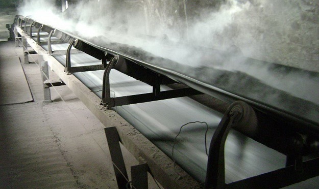Băng tải chịu nhiệt sử dụng trong môi trường sản xuất nóng của nhà máy