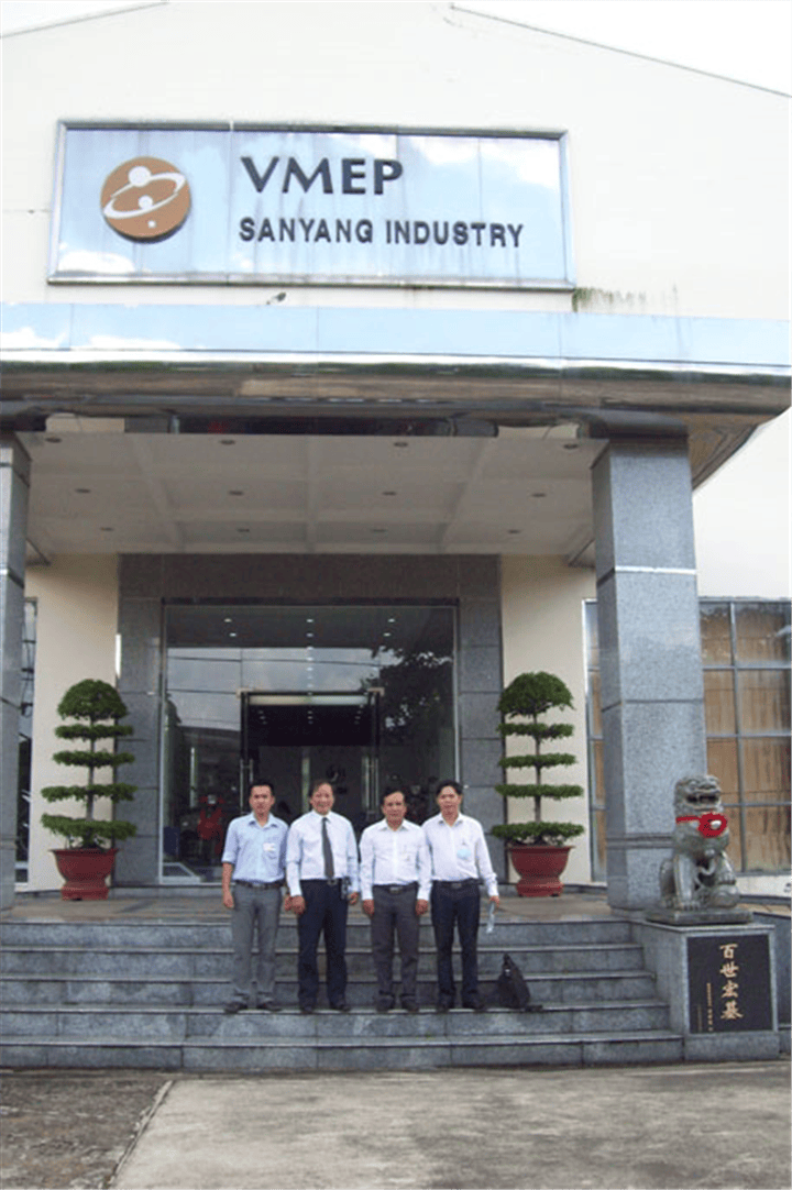 4 người lãnh đạo của công ty tnhh chế tạo công nghiệp và gia công chế biến hàng xuất khẩu việt nam
