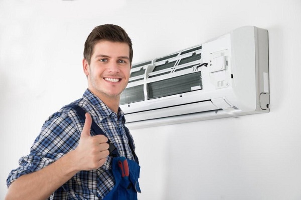 Kỹ thuật viên chuyên nghiệp đang bảo dưỡng điều hòa