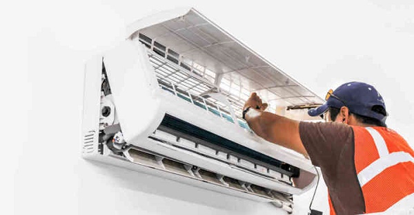 Kỹ thuật viên đang sửa chữa điều hòa