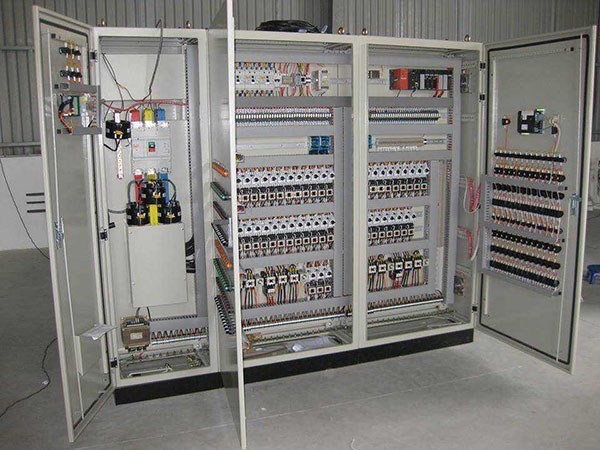 Hệ thống các chi tiết bên trong một tủ điện công nghiệp đã hoàn thiện