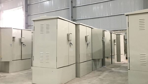 Vỏ tủ điện công nghiệp còn trống chưa được lắp đặt
