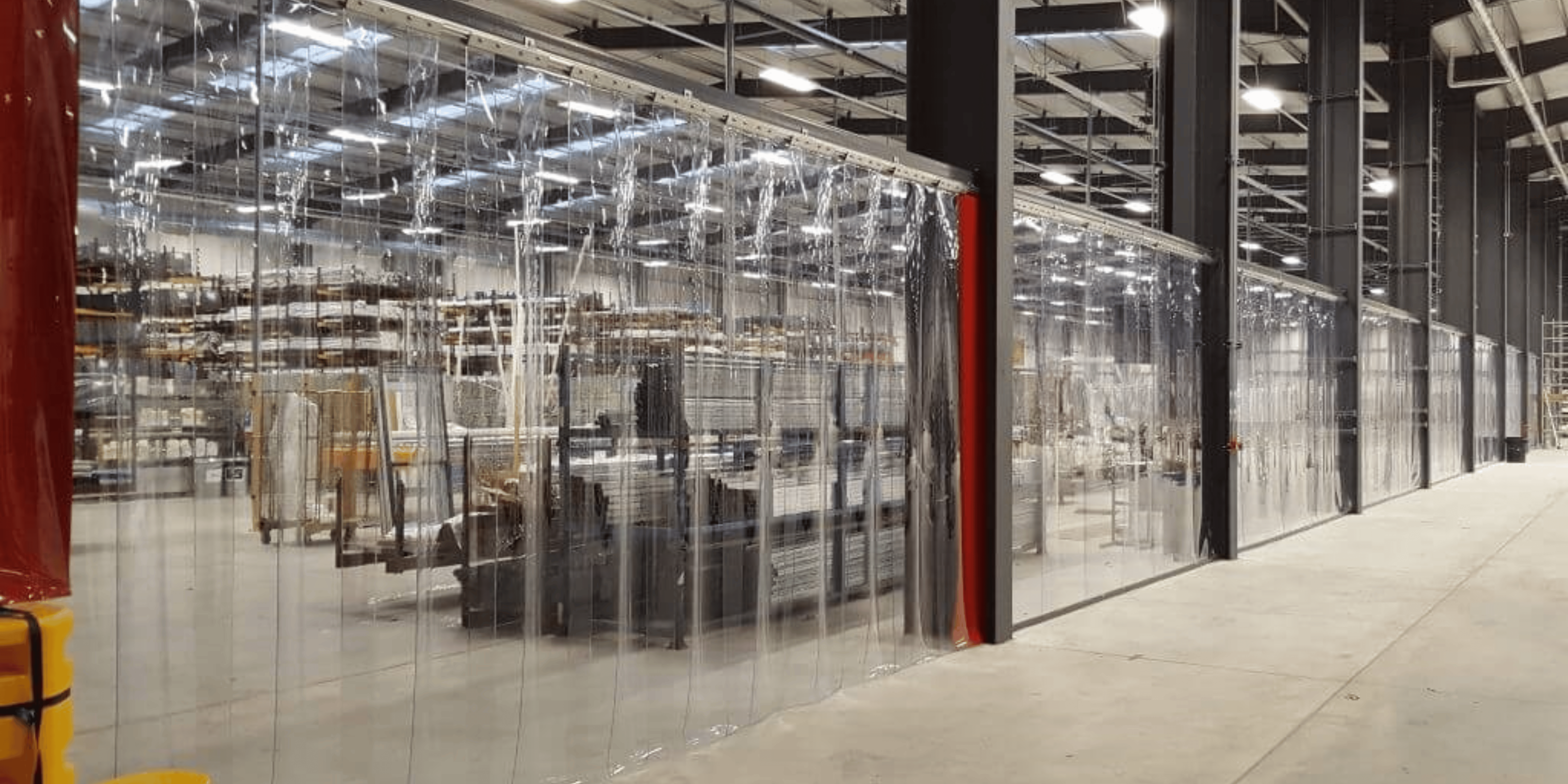 Hàng loạt rèm nhựa PVC màu trắng trong lắp đặt tại khu vực sản xuất của nhà máy