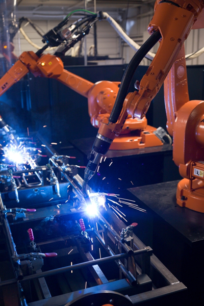 Robot dùng nguồn cấp điện được ứng dụng trong công việc hàn kim loại