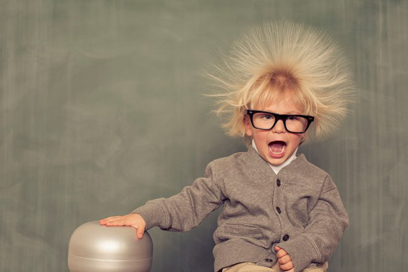 Hiện tượng tĩnh điện làm cho tóc của cậu bé dựng thẳng lên
