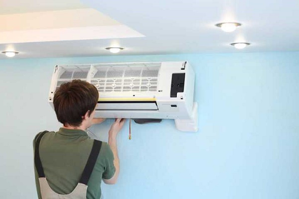 Cô gái đã tự tháo nắp máy lạnh và tự kiểm tra bên trong điều hòa