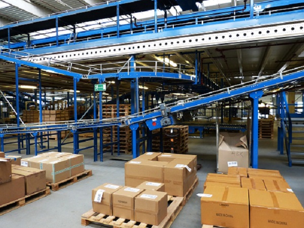 Con lăn băng tải dùng để vận chuyển các thùng hàng trong nhà máy sản xuất