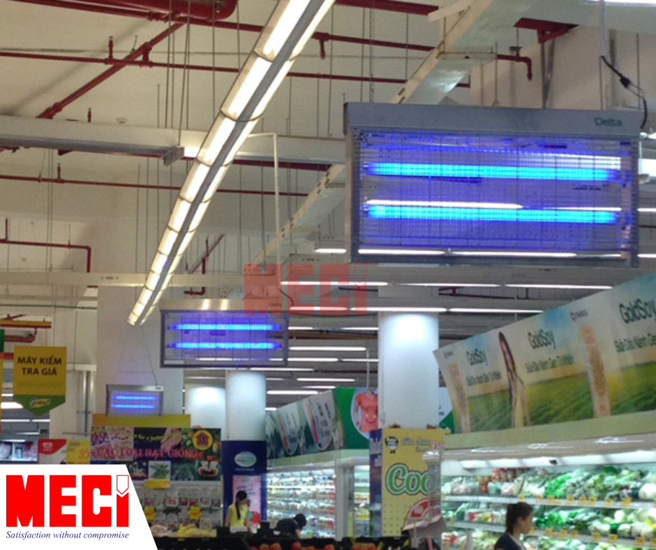 Đèn diệt côn trùng lắp đặt trong siêu thị
