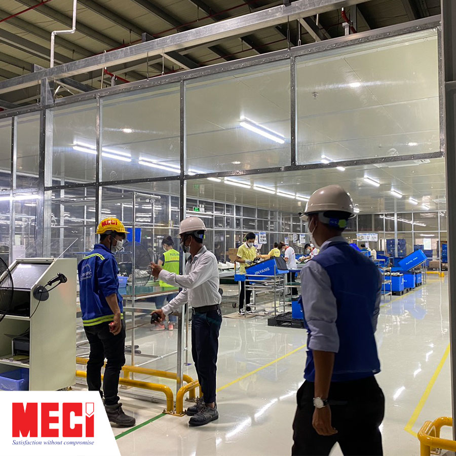 Kỹ thuật mặc đồng phụ MECI đang tư vấn cho 2 nhân viên LUTHAI tại khu vực công nhân sản xuất