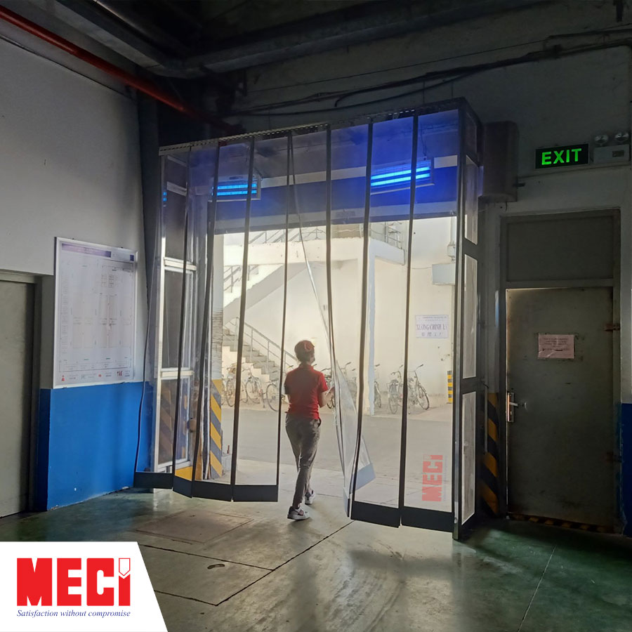 Nhân viên Luthai sử dụng rèm nhựa nam châm kín khít tại cửa ra vào