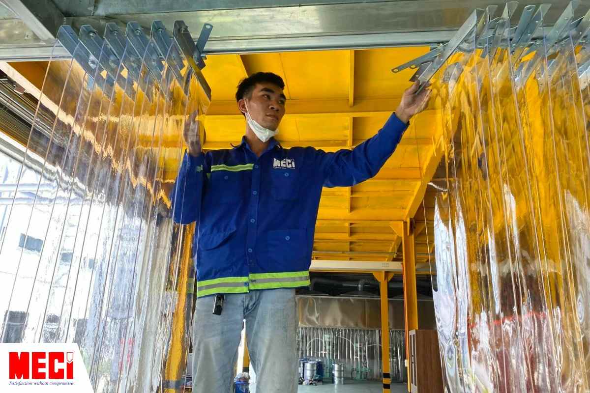 Kỹ thuật MECI đang kéo thử rèm nhựa pvc xếp xoay.