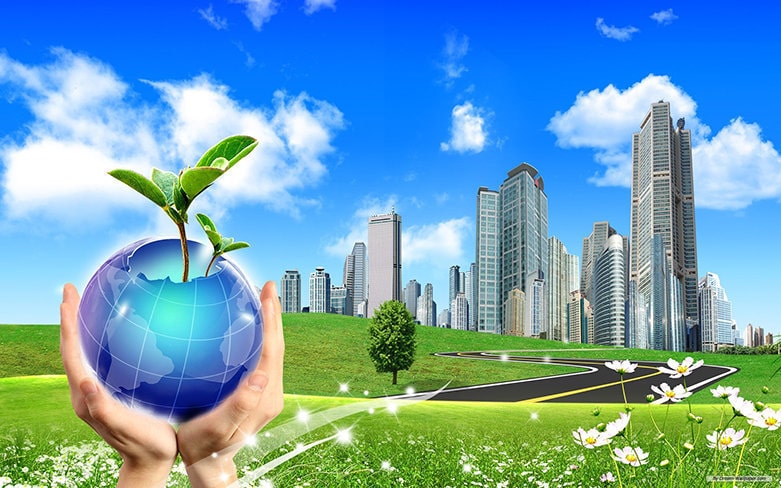 Một đôi tay đang nâng mô hình trái đất phía trái, phía bên phải có các tòa nhà cao tầng con đường dẫn tới tràn ngập cây cỏ