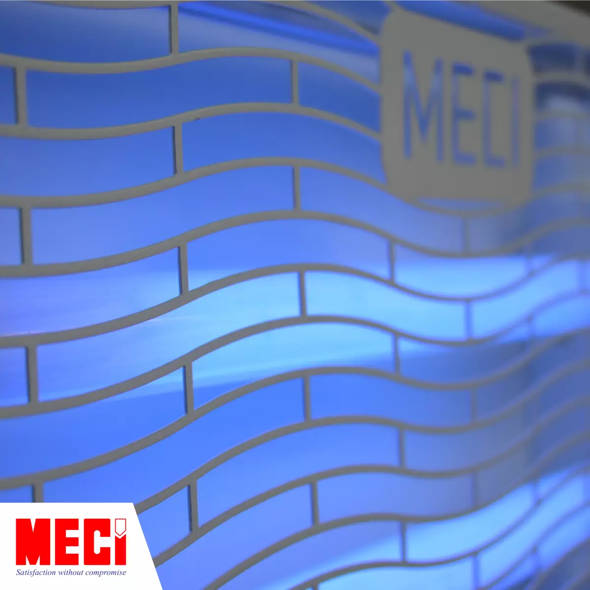 Góc cận đèn côn trùng MECI đang hoạt động với lớp lưới lượn sóng sơn tĩnh điện
