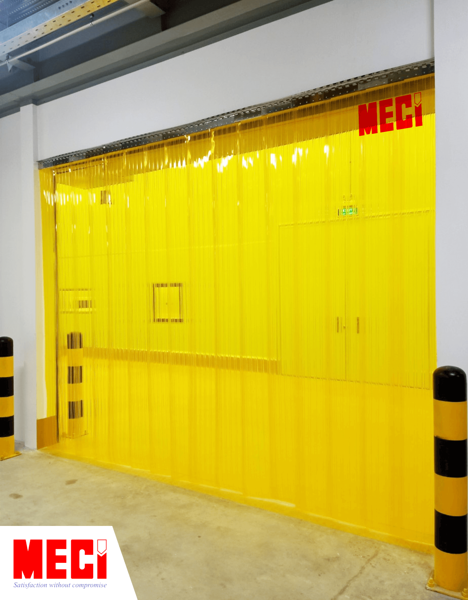 Rèm nhựa PVC màu vàng lắp tại vị trí ra vào