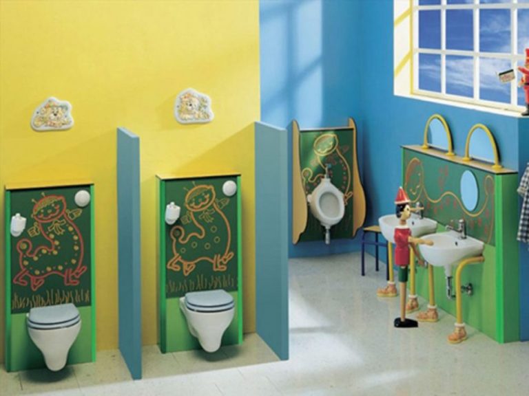 Phòng vệ sinh trường mầm non được thiết kế đạt chuẩn với bồn tiểu, bồn cầu và khu vực rửa tay