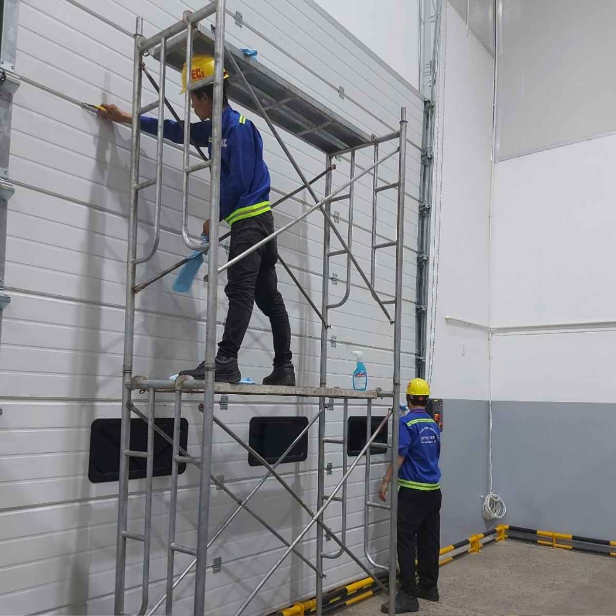 Kỹ thuật MECI đang Bảo trì bảo dưỡng thiết bị tại DKSH