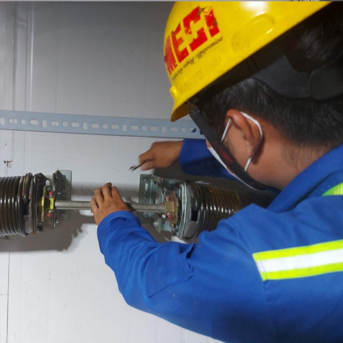 Kỹ thuật MECI đang Bảo trì bảo dưỡng thiết bị tại DKSH