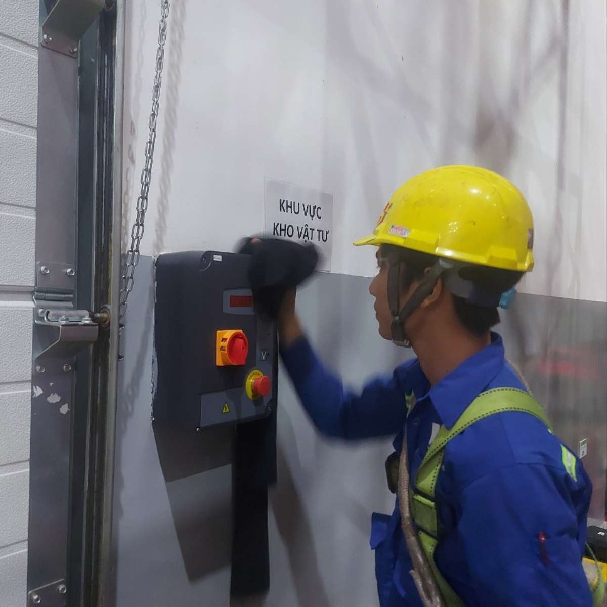 Kỹ thuật MECI đang Bảo trì bảo dưỡng thiết bị tại DKSH