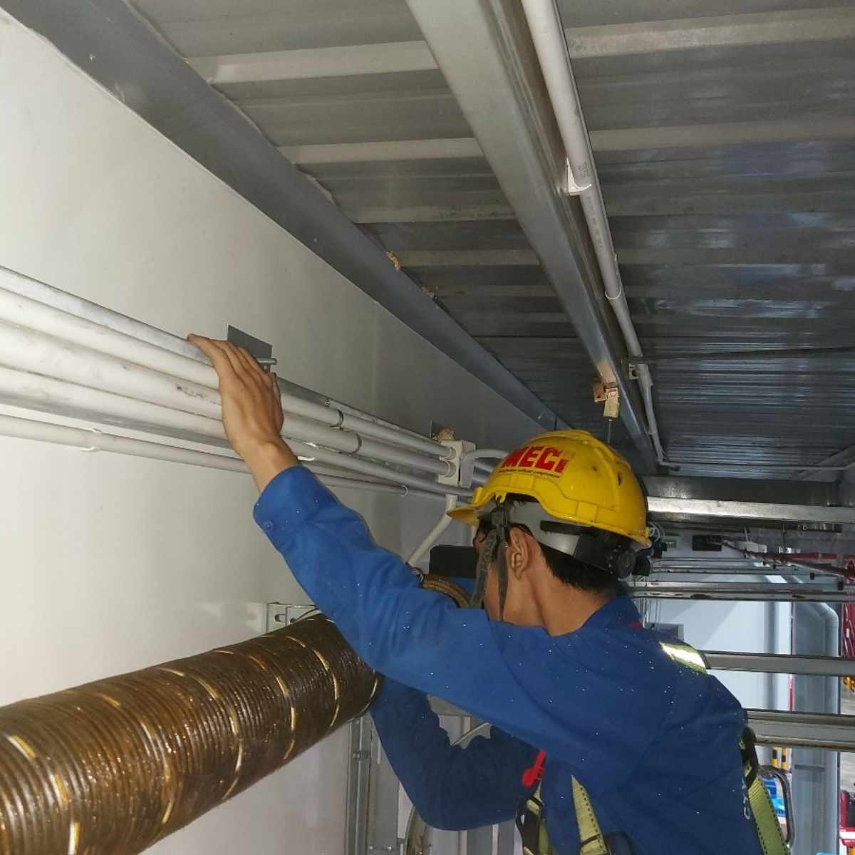 Kỹ thuật MECI đang Bảo trì bảo dưỡng thiết bị tại DKSH