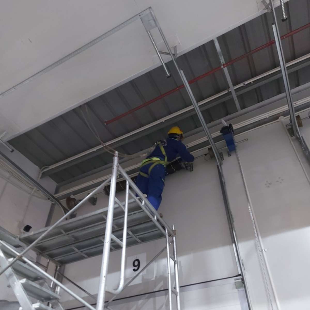 Kỹ thuật MECI đang Bảo trì bảo dưỡng thiết bị tại DKSH