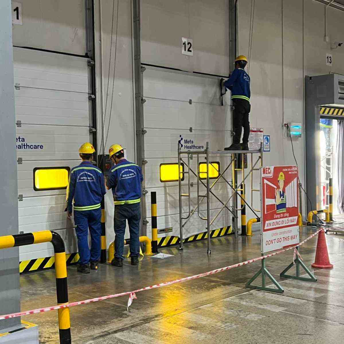 Kỹ thuật MECI đang Bảo trì bảo dưỡng thiết bị tại DKSH