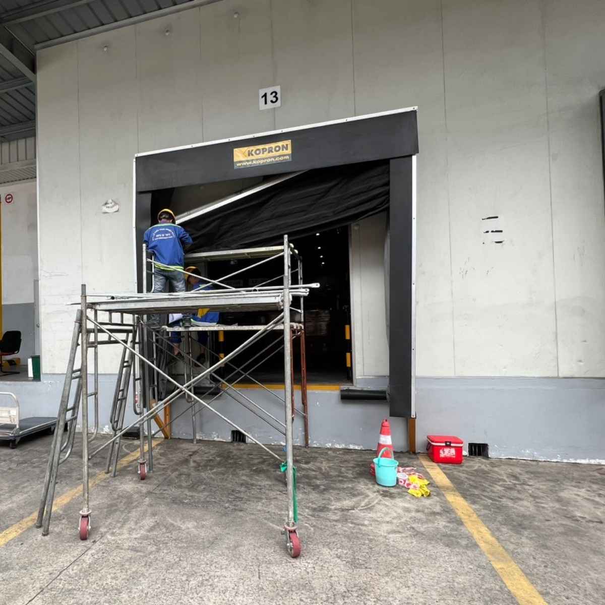 Kỹ thuật MECI đang Bảo trì bảo dưỡng thiết bị tại DKSH