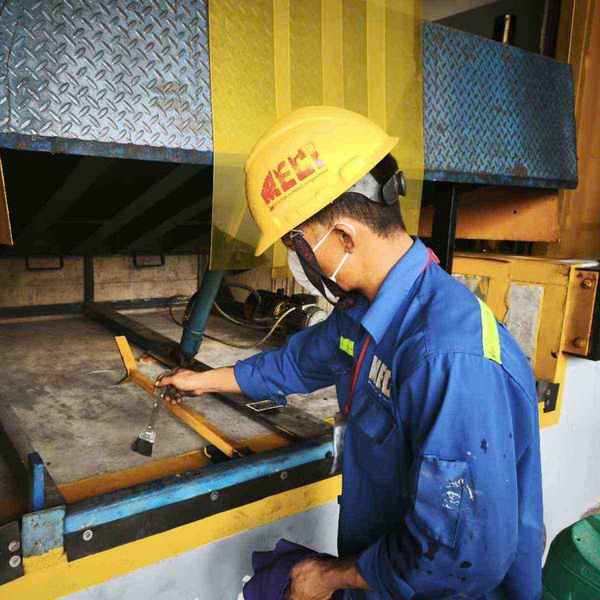 Kỹ thuật MECI đang Bảo trì bảo dưỡng thiết bị tại DKSH