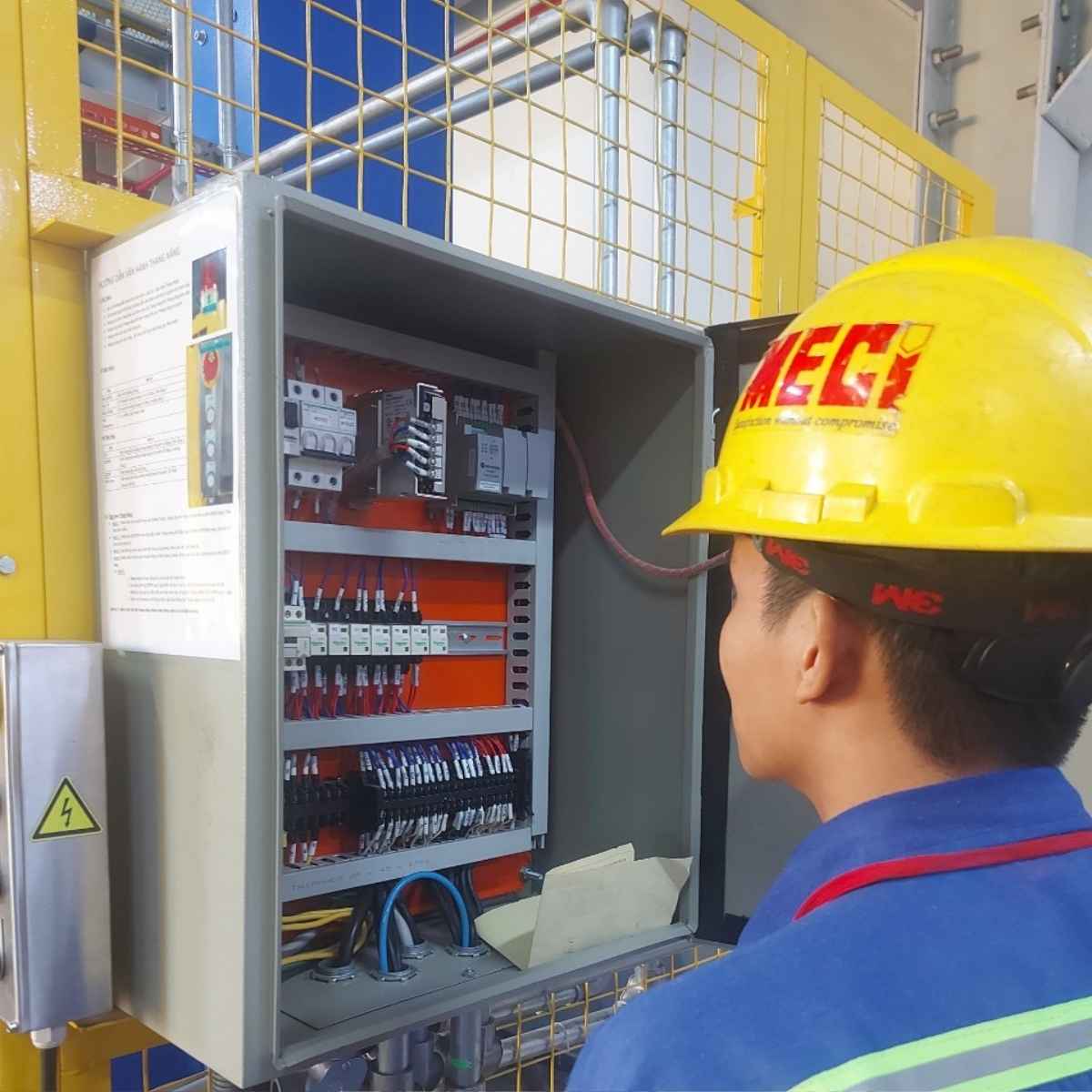 Kỹ thuật MECI đang Bảo trì bảo dưỡng thiết bị tại DKSH