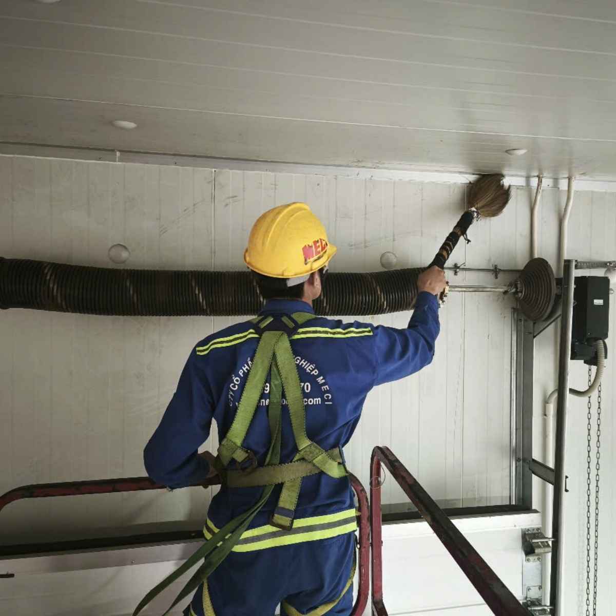 Kỹ thuật MECI đang Bảo trì bảo dưỡng thiết bị tại DKSH