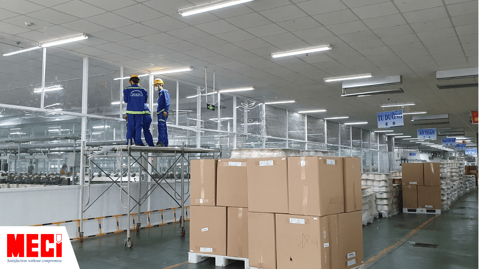 nhân viên MECI đang tiến hành lắp đặt vách ngăn nhựa