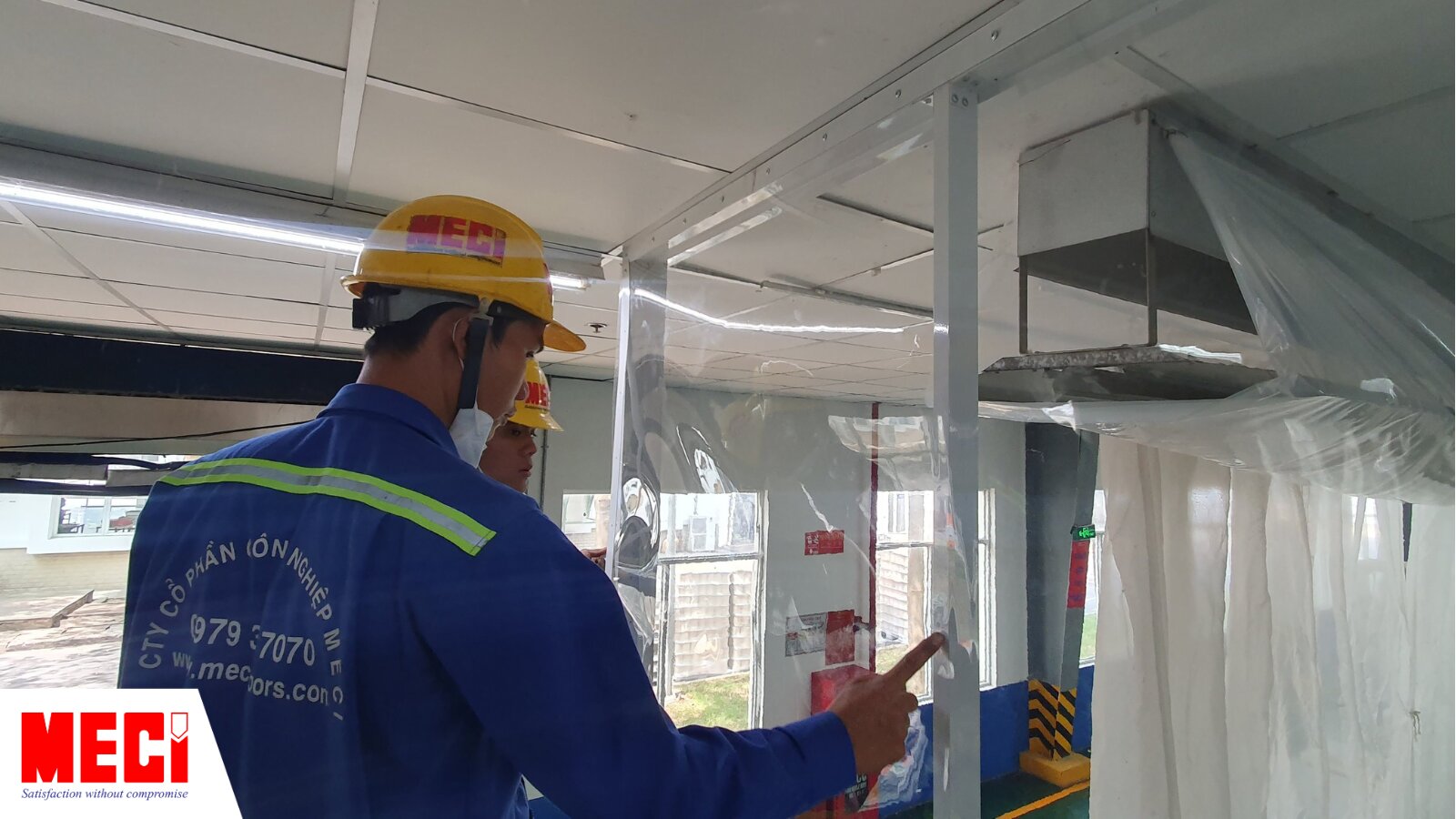 nhân viên MECI đang lắp đặt vách ngăn nhựa