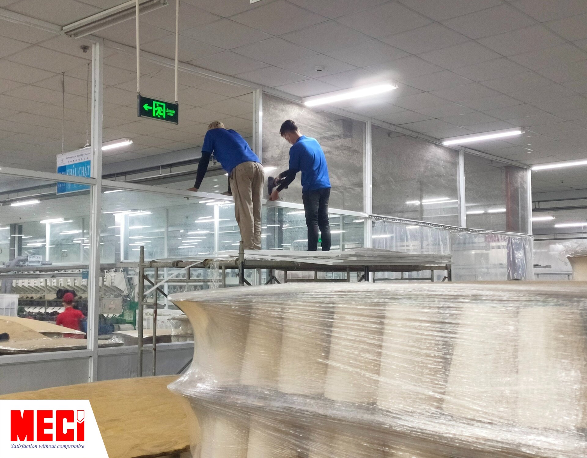 nhân viên meci đang tháo dỡ vách lưới