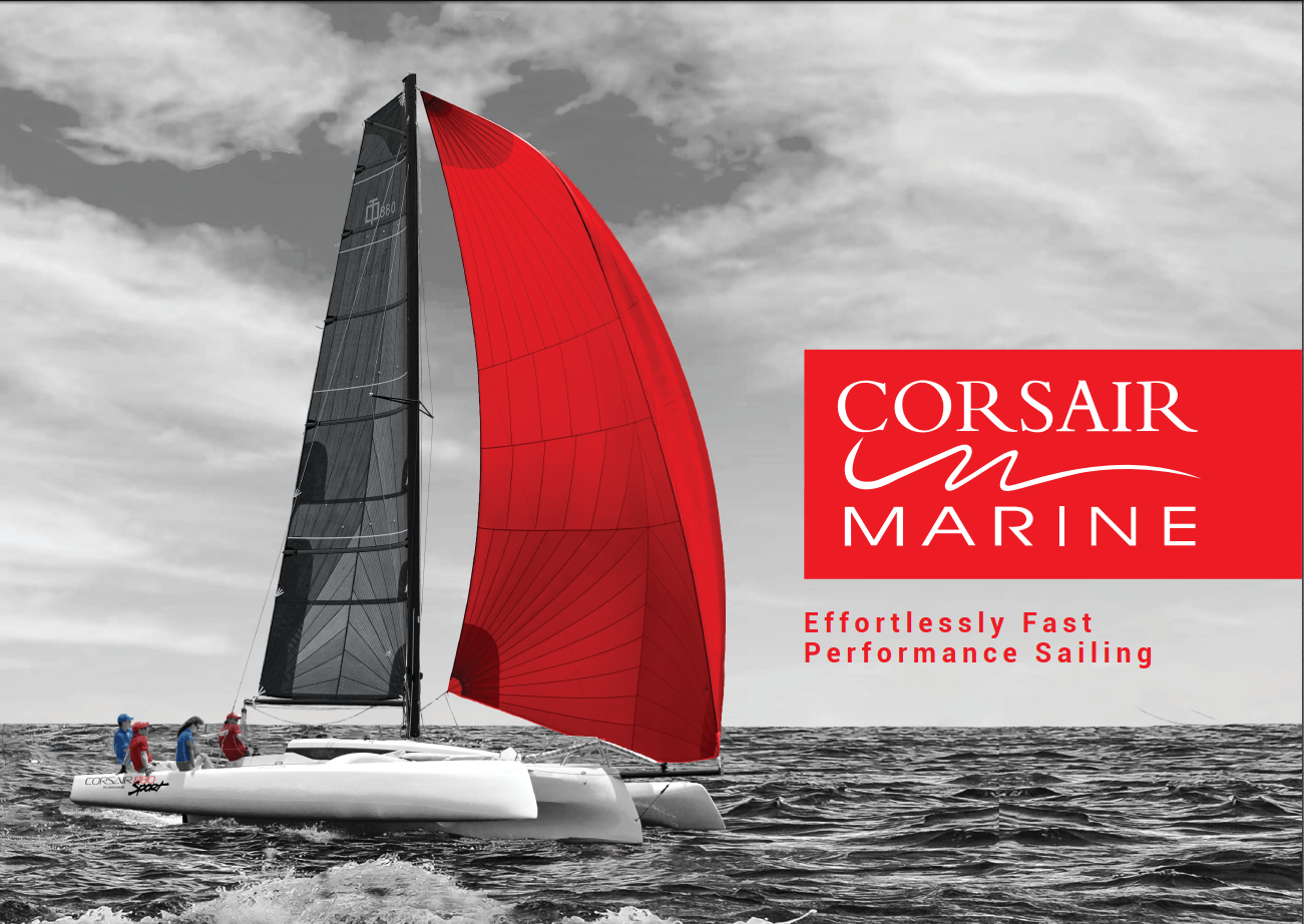 một chiếc thuyền buồm giữ biển, một cách buồm màu đỏ giữa bức ảnh xám, kế bên là logo corsair marine màu đỏ