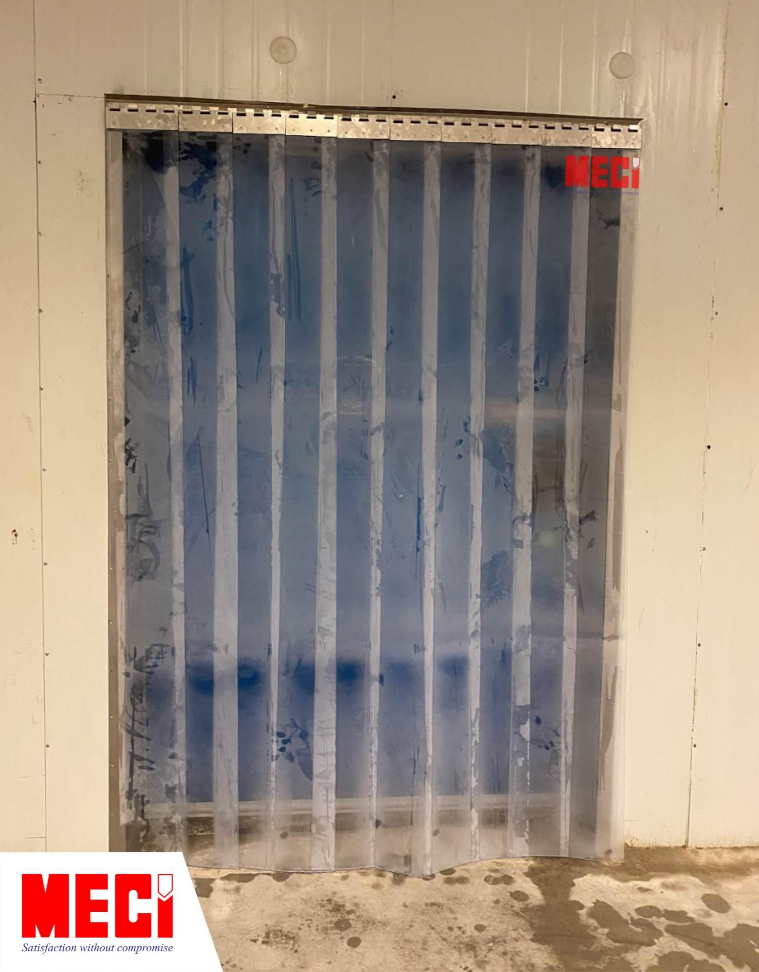 rèm nhựa PVC âm sâu được lắp ở lối vào kho lạnh, bề mặt rèm bám hơi nước