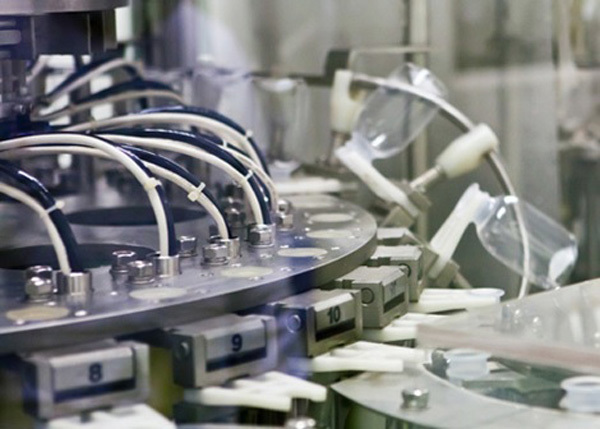 Cận cảnh một thiết bị đang hoạt động trong nhà máy sản xuất dược phẩm