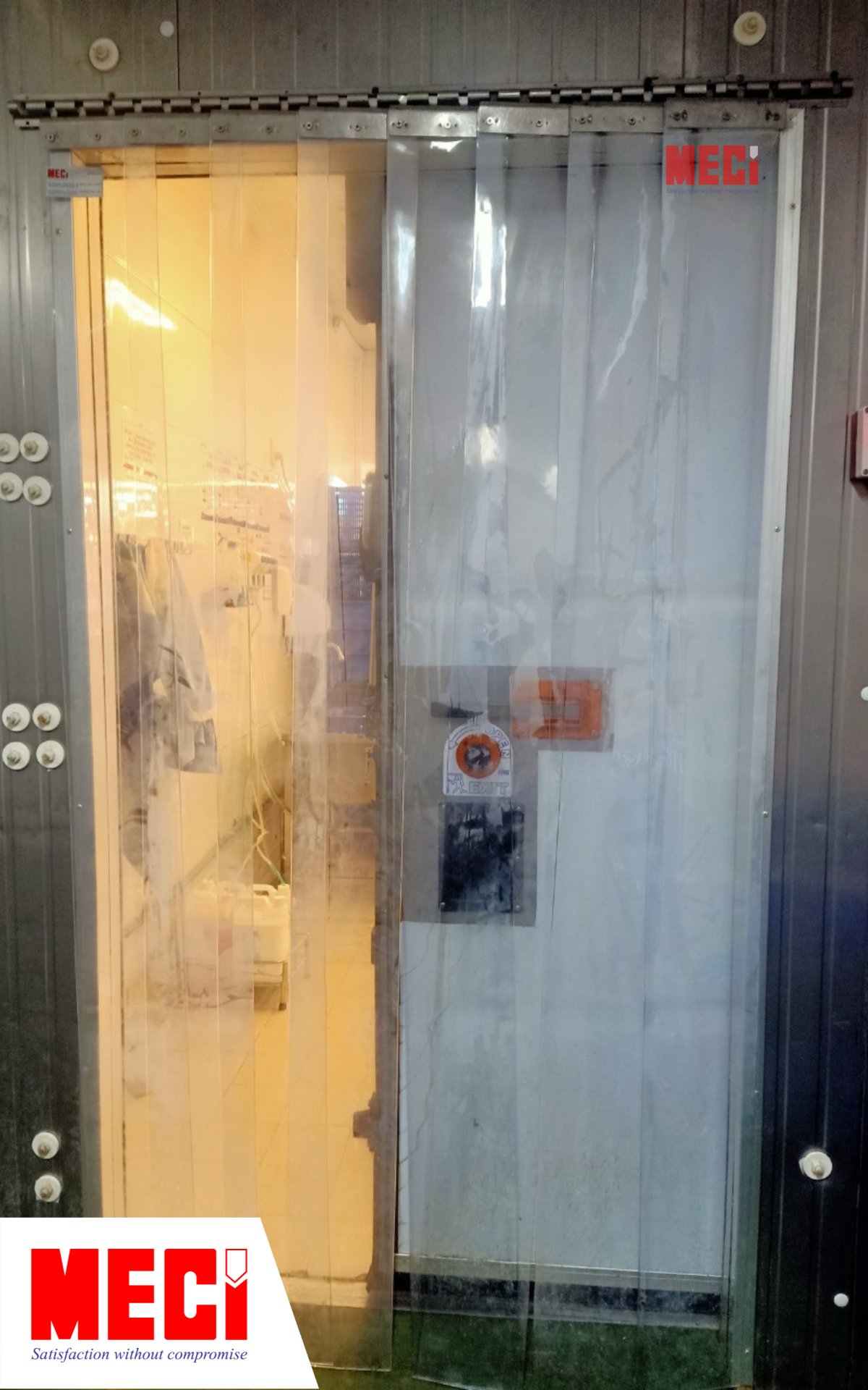 một cái rèm nhựa PVC âm sâu trắng trong trơn mịn được lắp phía sau cửa ra vào kho lạnh