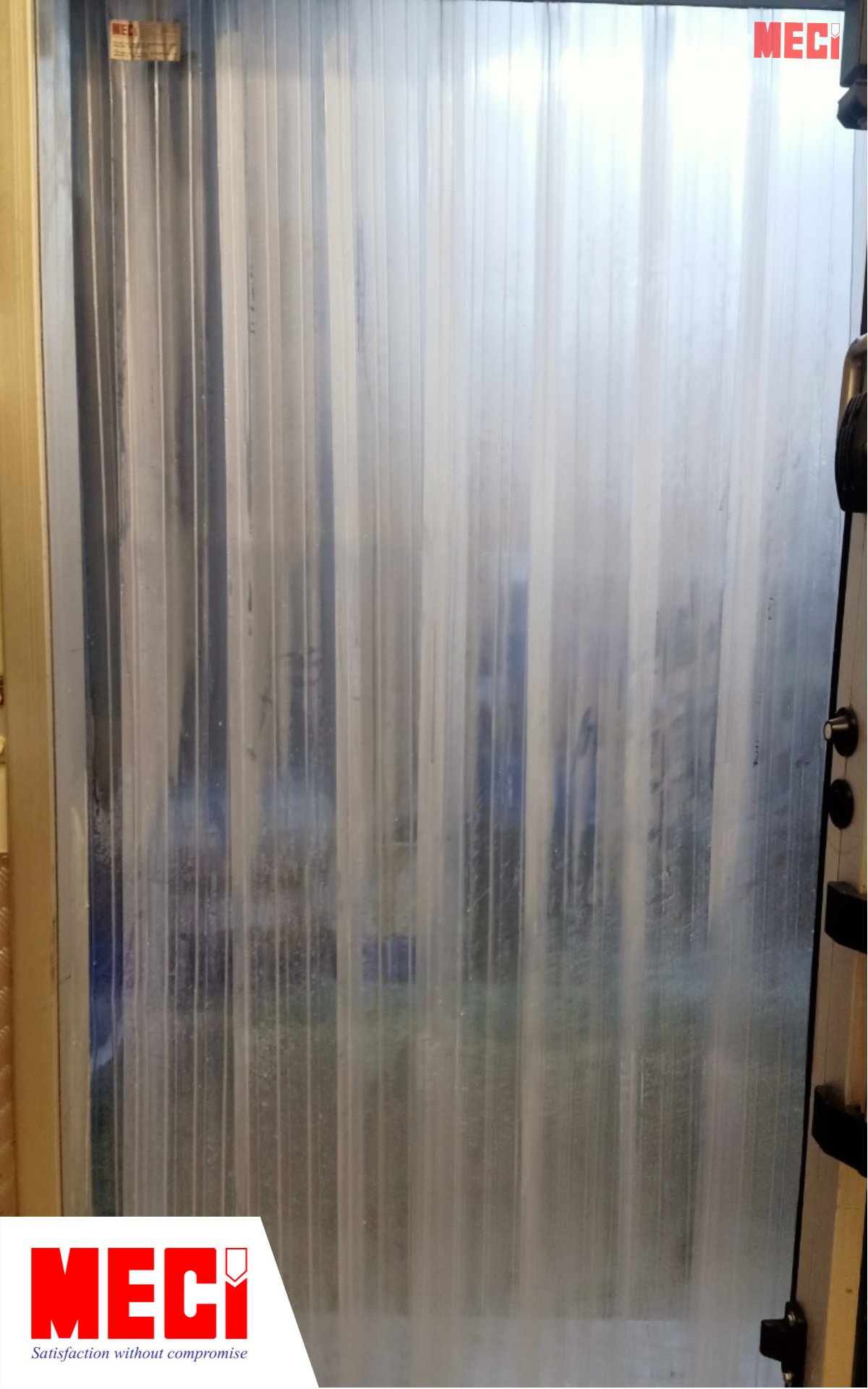 một cái rèm nhựa PVC âm sâu sóng gân được lắp lối ra vào kho đông lạnh