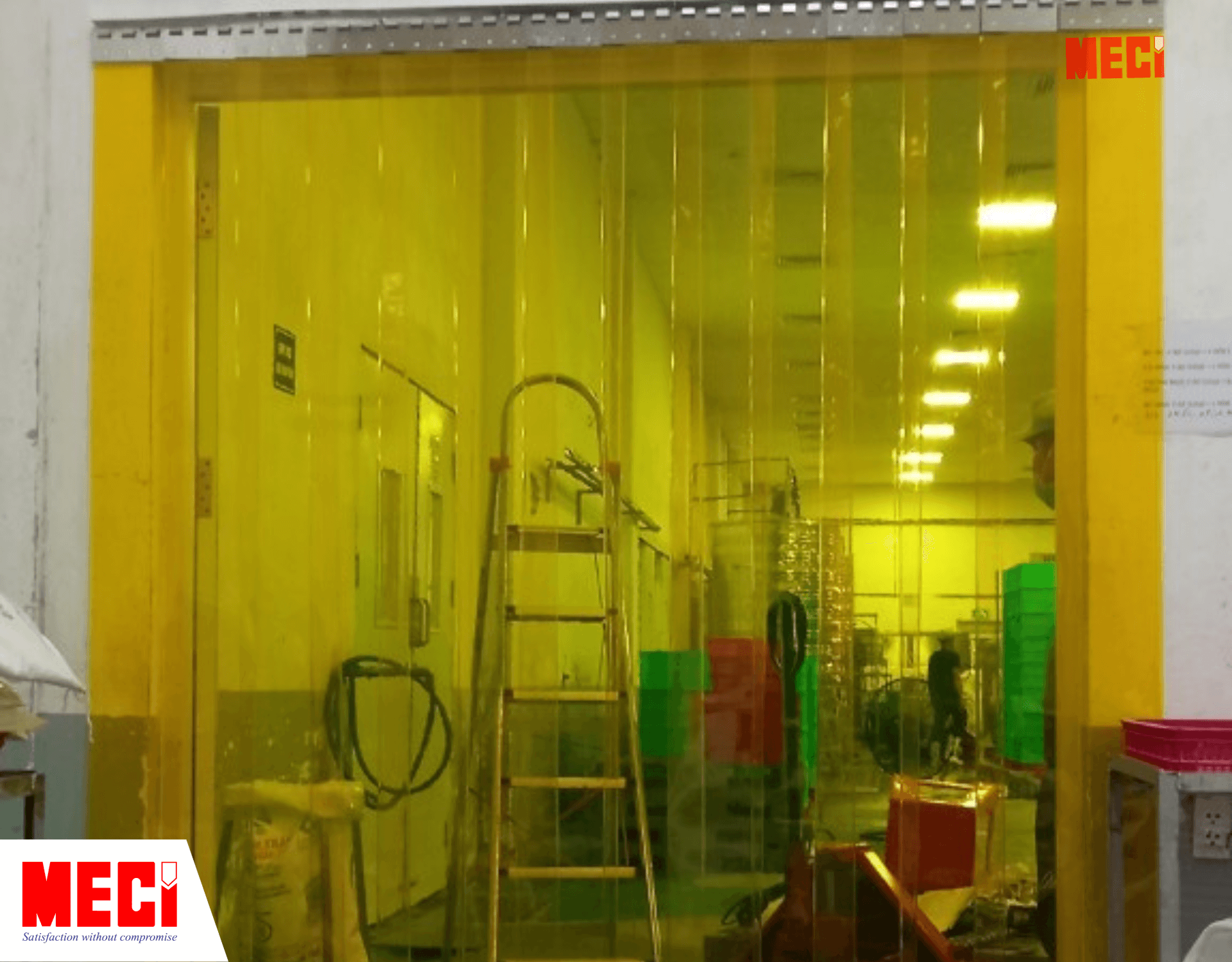 Rèm nhựa PVC màu vàng lắp tại vị trí ra vào khu vực chế biến nguyên liệu 