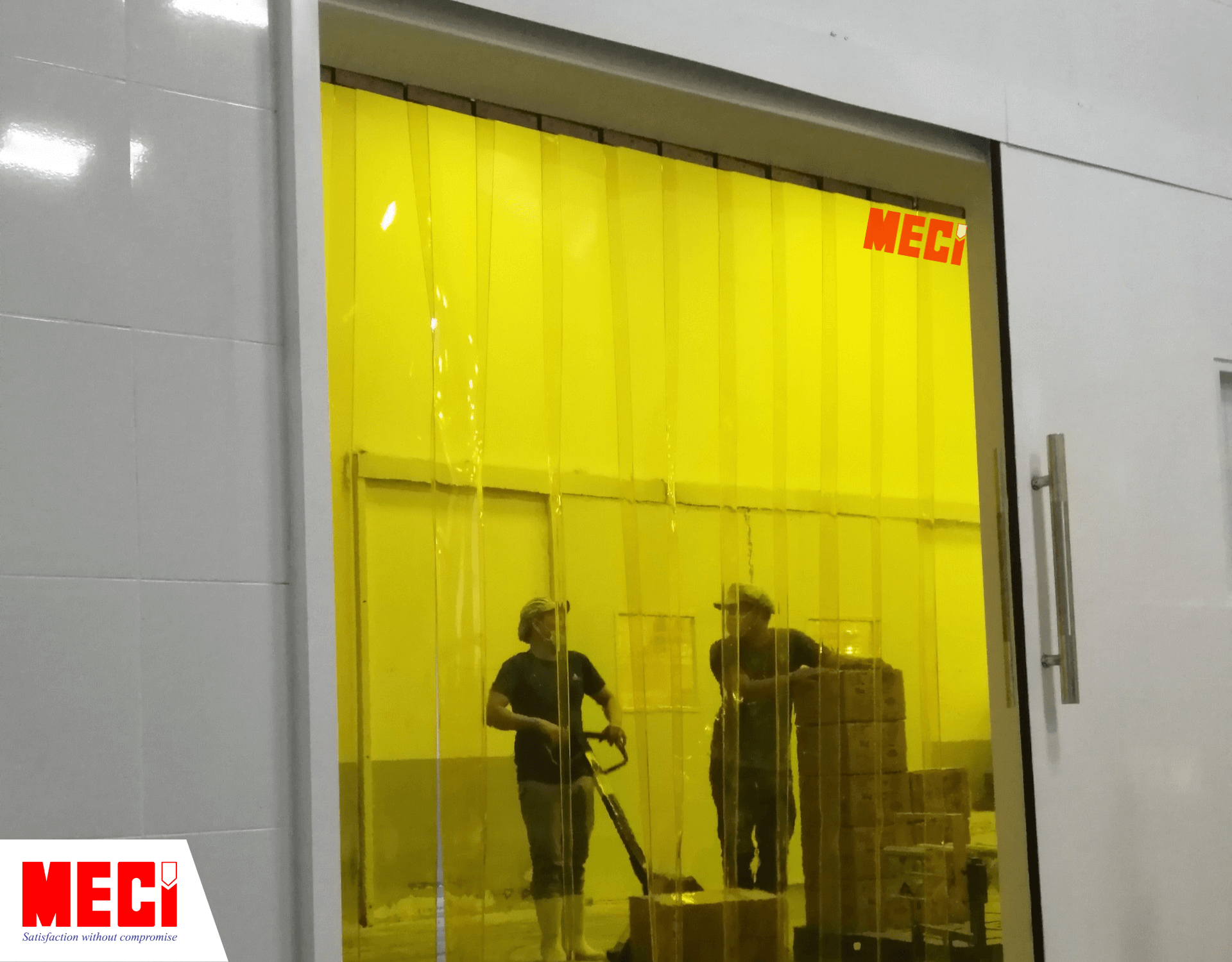  Rèm nhựa PVC màu vàng lắp đặt tại kho lưu trữ thùng hàng