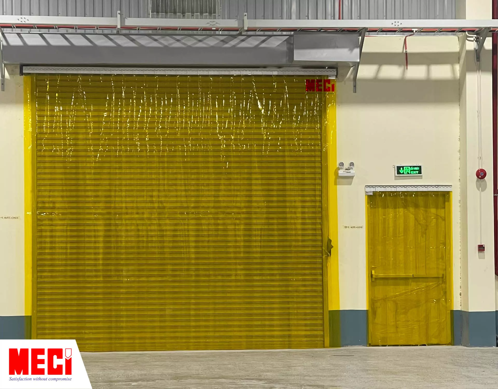 Rèm nhựa PVC màu vàng hệ kéo lùa lắp tại cửa ra vào nhà máy
