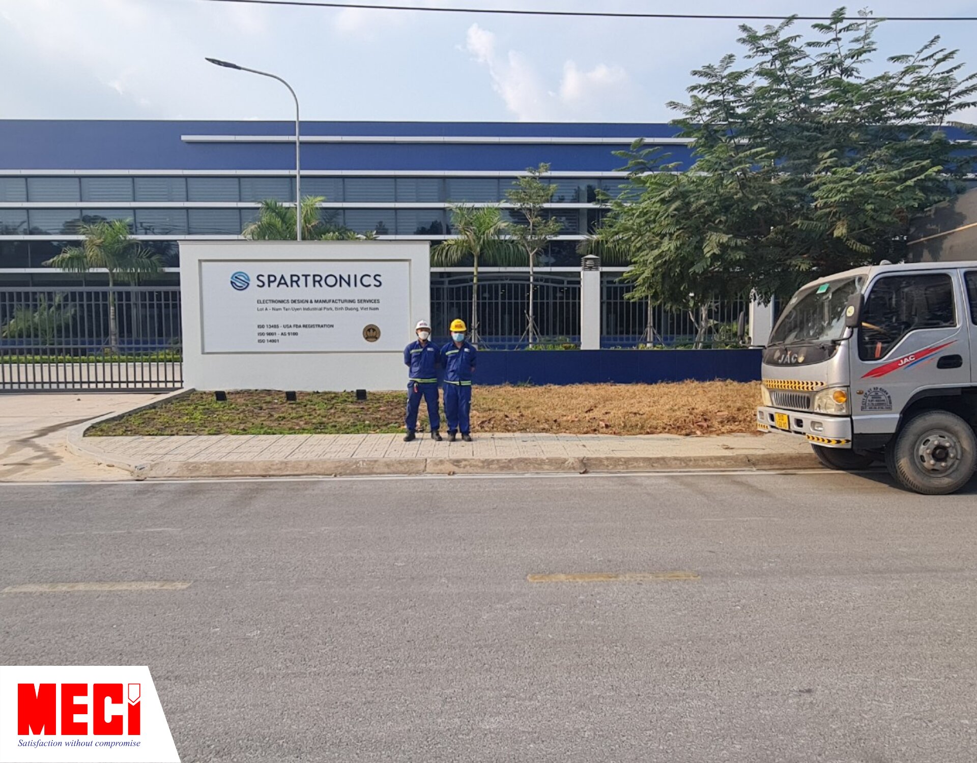 nhân viên MECI đứng trước cổng công ty Spartronics