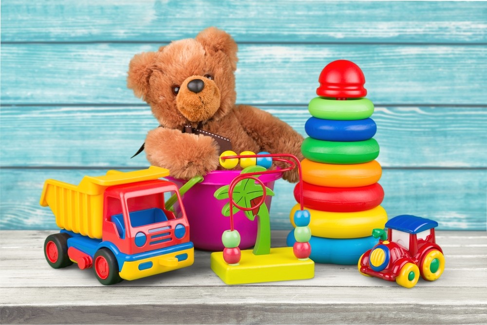 Hình ảnh đồ chơi trẻ em, gấu bông, xe, tháp vòng,… với các màu sắc tươi sáng như đỏ, cam, vàng, xanh lá, xanh dương, nâu,…